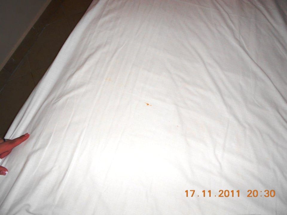 Blutflecken vom vorherigen Bewohner auf dem Bett Hotel Titanic Palace