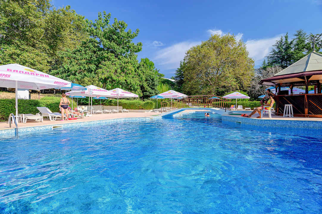 Pool Hotel Journalist