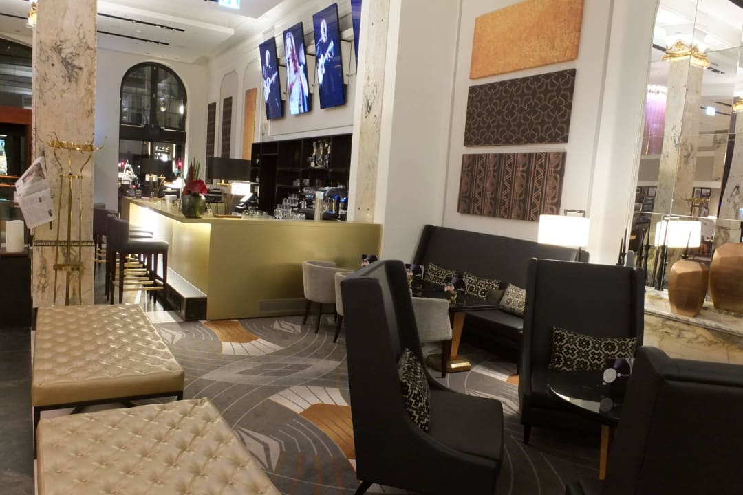 Hotelhalle mit Barbereich im Hintergrund Reichshof Hamburg