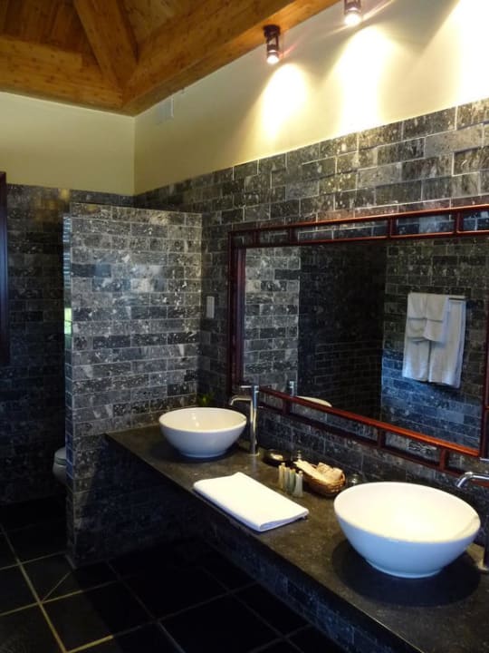 Großer Waschplatz im Baderaum aus Natursteinen Allezboo Beach Resort & Spa