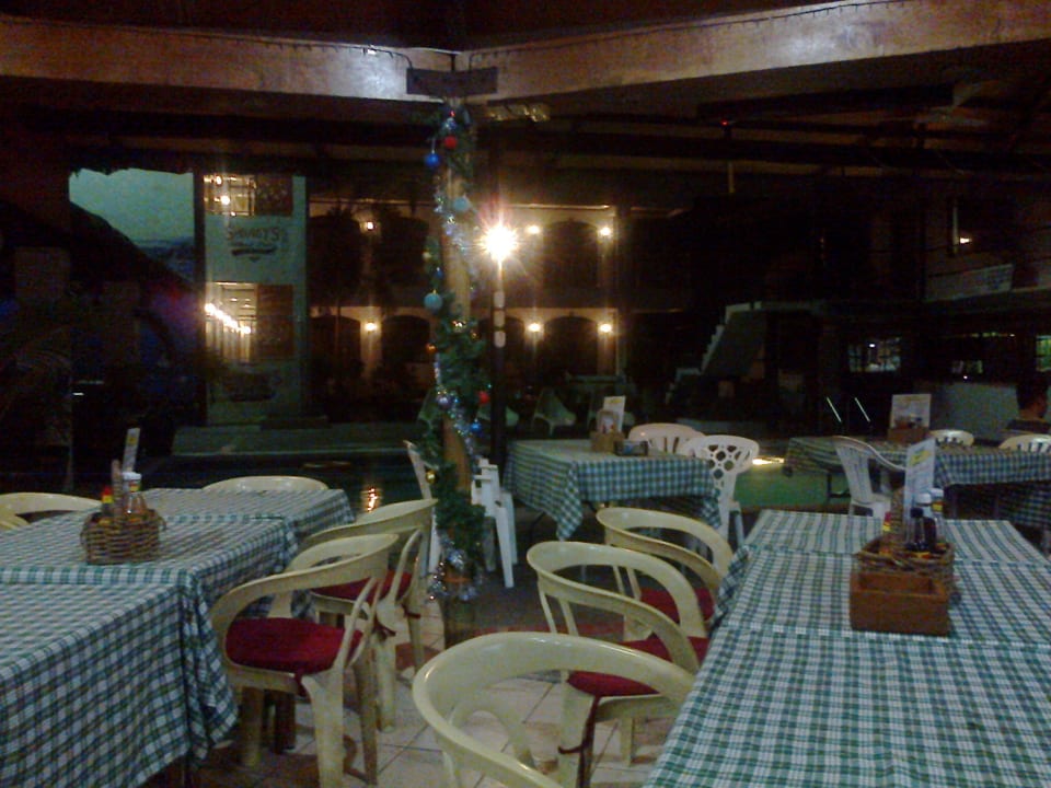 Restaurant/Bar im Hintergrund der Pool und Zimmer Swagman Resort & Hotel