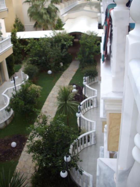 Blick vom Balkon auf den hinteren Hoteleingang Aydinbey Famous Resort