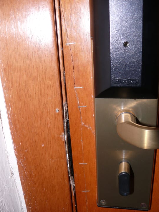 "reparierte Tür" im "besseren Zimmer" AluaSoul Palma