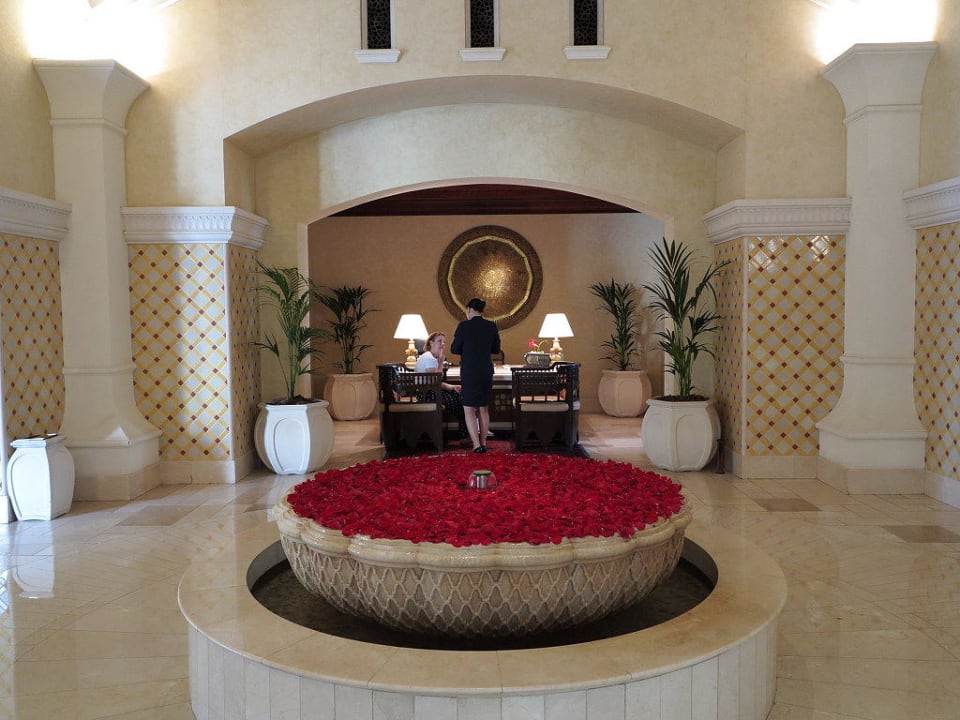Schöner Brunnen mit frischen Rosenblättern Arabian Court at One&Only Royal Mirage