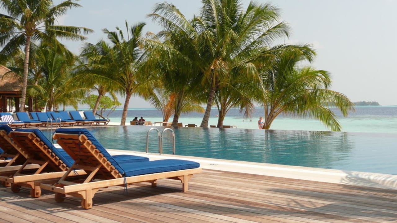Pool bei der Sundownerbar Vilamendhoo Island Resort & Spa