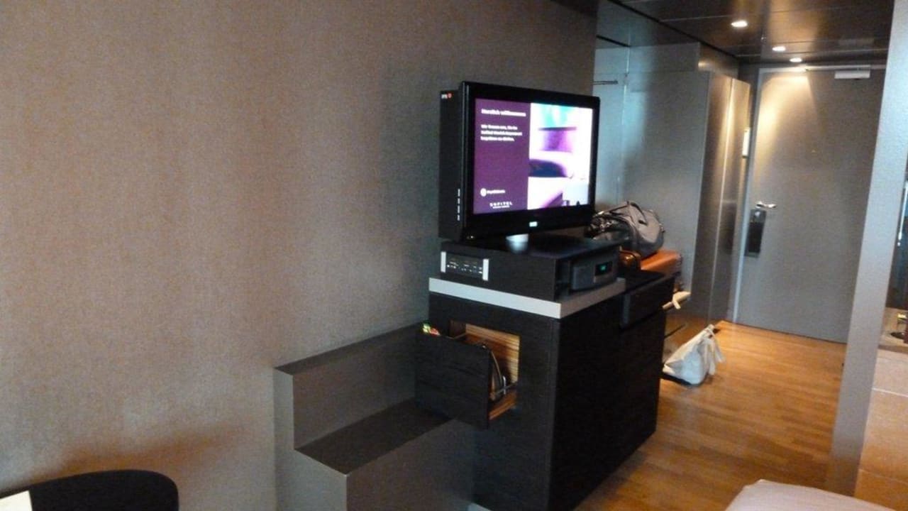 Blick zum Medienschrank Sofitel Munich Bayerpost Hotel