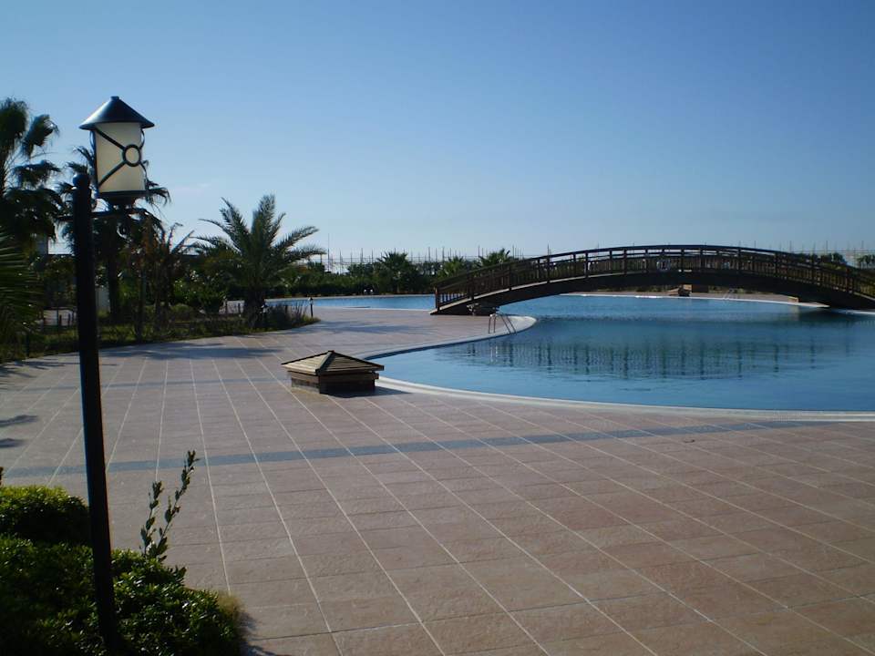 Poolanlage mit Brücke Seaden Sea World Resort & Spa