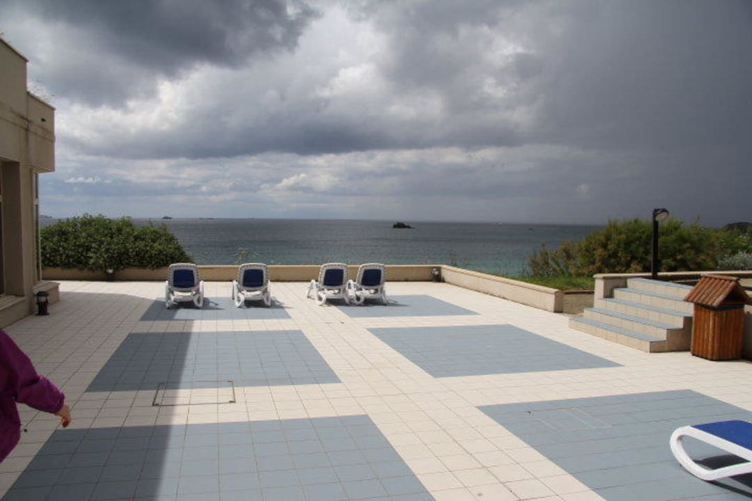 Terrasse neben dem Hallenbad Hotel Residence Reine Marine