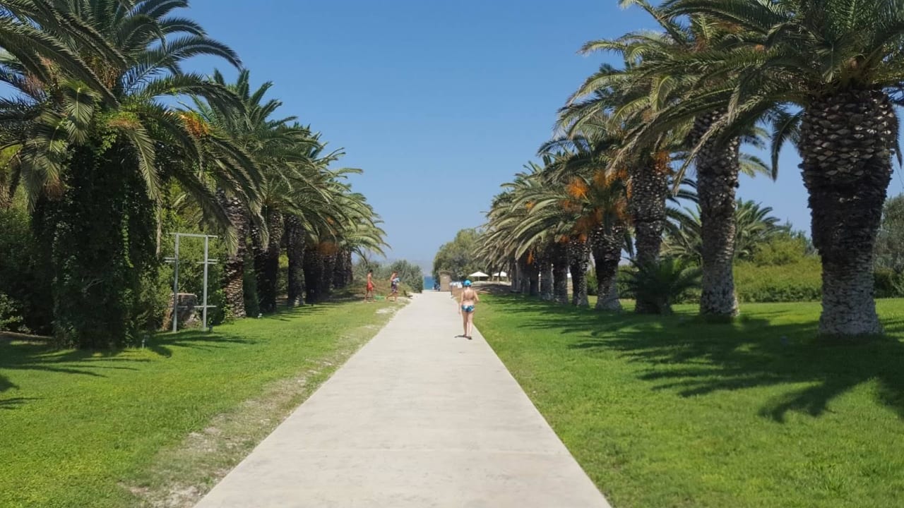 Weg vom Hotel zum Strand durch die Anlage Caravia Beach Hotel