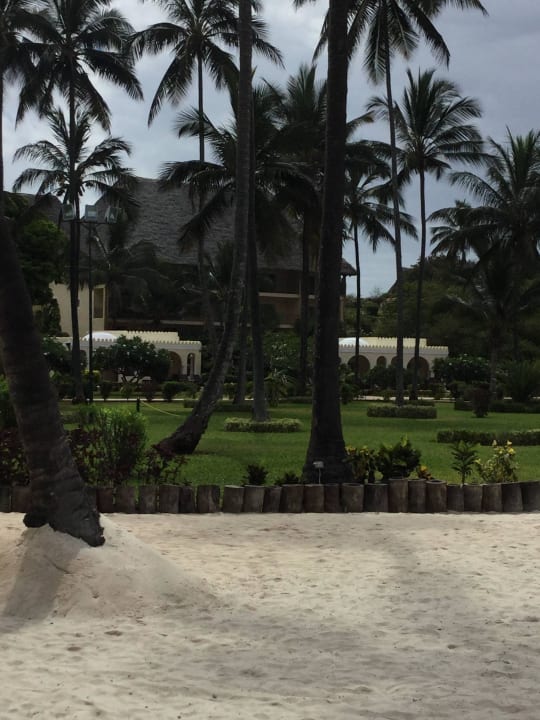 Blick vom Strand zum Hotel TUI Blue Bahari Zanzibar