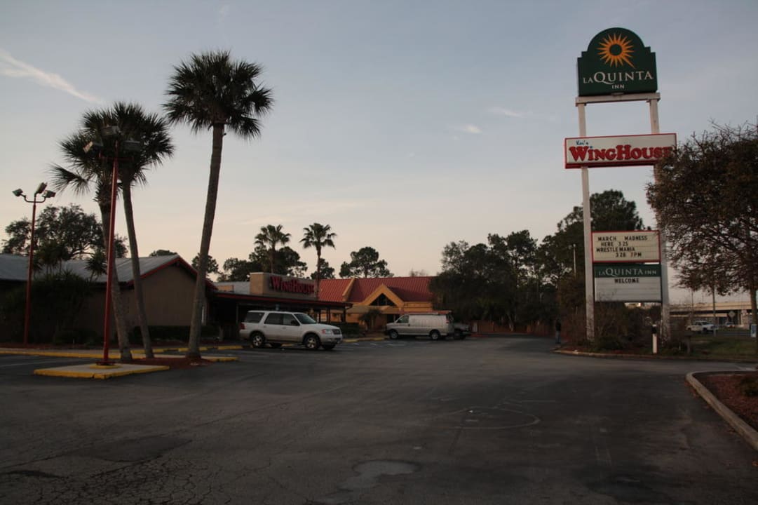 Blick auf das Hotel La Quinta Inn & Suites Oceanfront Daytona Beach