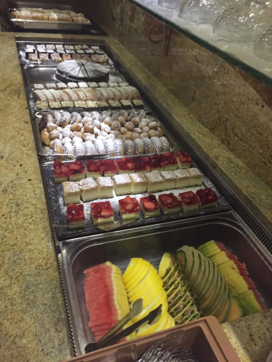 Kuchen und Obst  Hotel Alpenhof