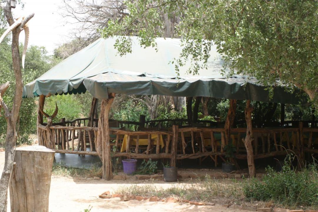 Blick auf das Restaurant Hotel Ndololo Safari Camp