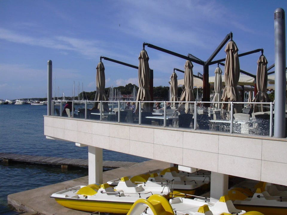 Terrasse - darunter Bootsverleih Maistra Select Belvedere Resort