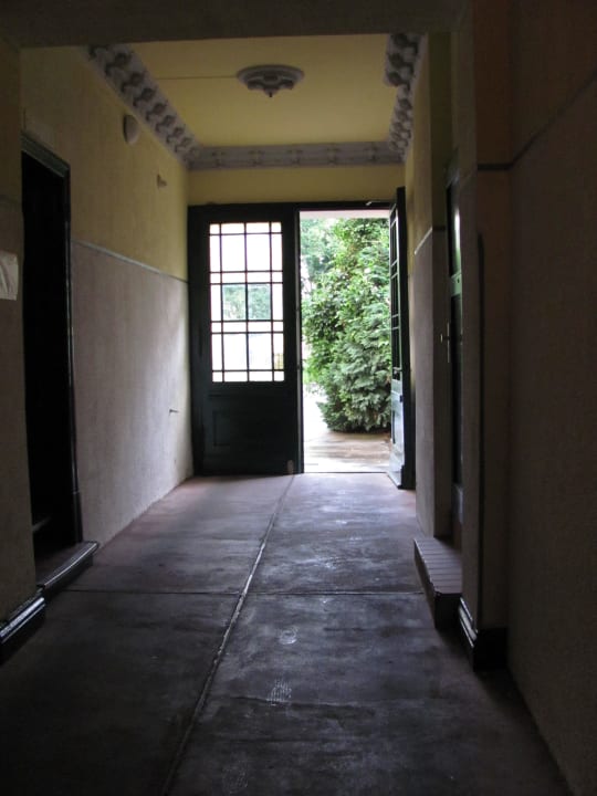 Links Rezeption, rechts ein Zimmer, hinten Hinterh Hotel Pension Streuhof Berlin