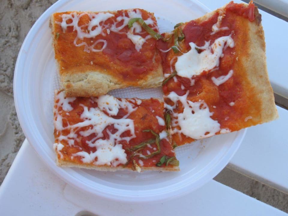 Pizza an der Snackbar Ruspina Beach Resort