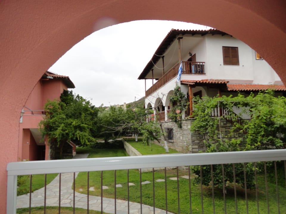 Z pokoju na parterze Hanioti Village Hotel