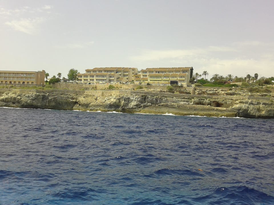 Blick vom Schiff auf die Hotel-Anlage HSM Calas Park