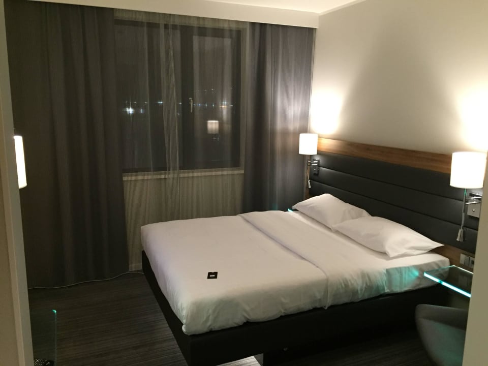 Bett MOXY Munich Airport