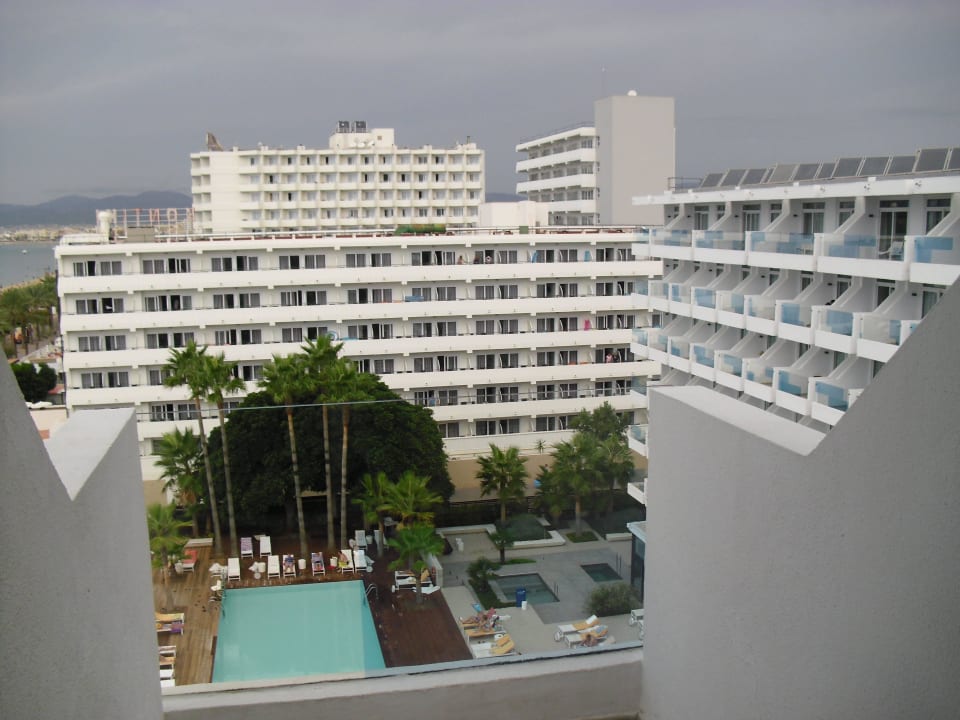Aussicht zum Pool Iberostar Waves Bahia de Palma