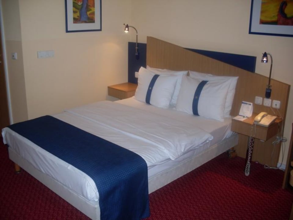 Bett im Rollstuhlfahrer-Zimmer Holiday Inn Express Frankfurt - Airport