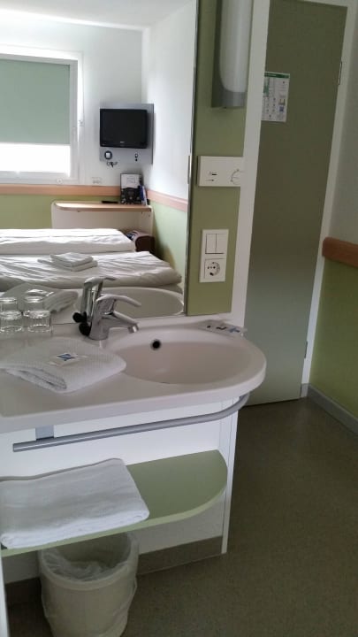 Waschbecken im Zimmer ibis budget Berlin City Potsdamer Platz