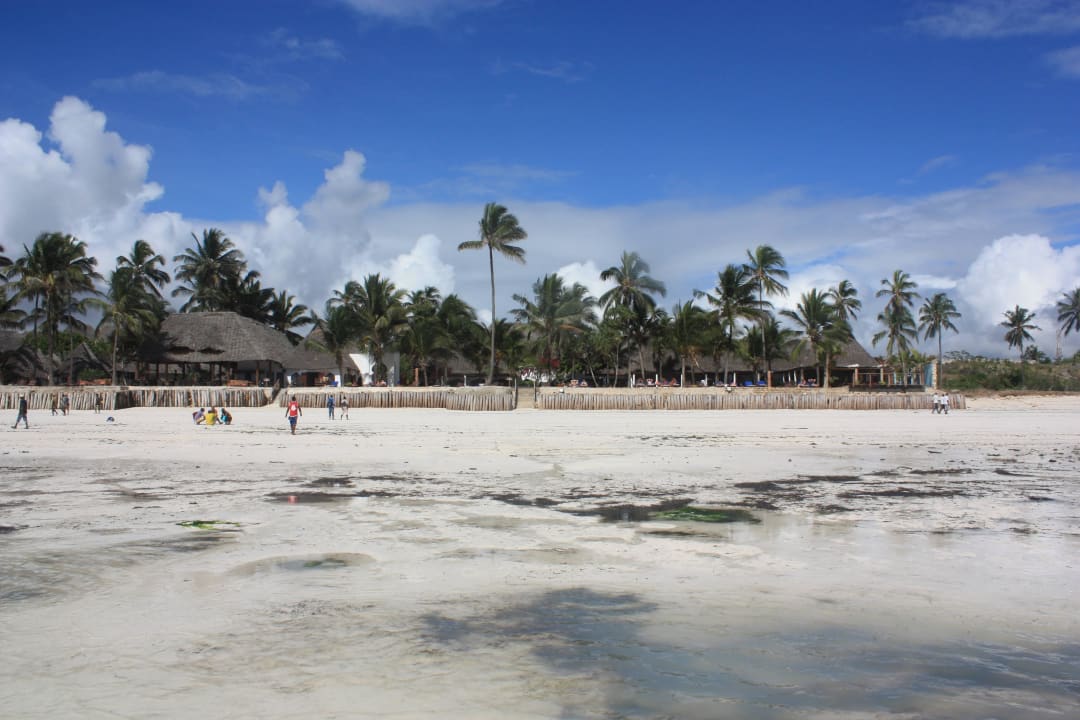 Strand am Hotel bei Ebbe Sultan Sands Island Resort & Spa
