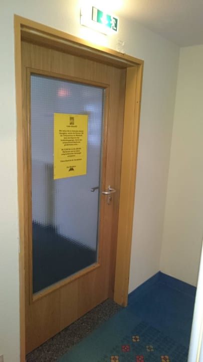 Duchgangstür schnappt immer laut zu, direkt am Zim IFA Alpenrose Hotel Kleinwalsertal