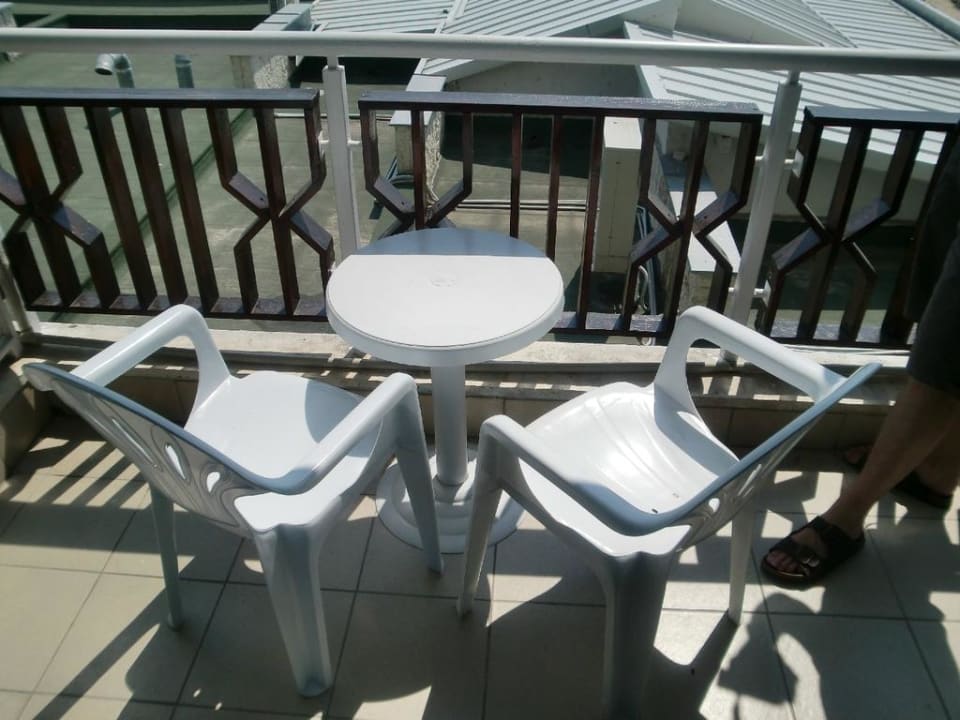 Balkon mit Plastikmobilar Hotel Slavuna