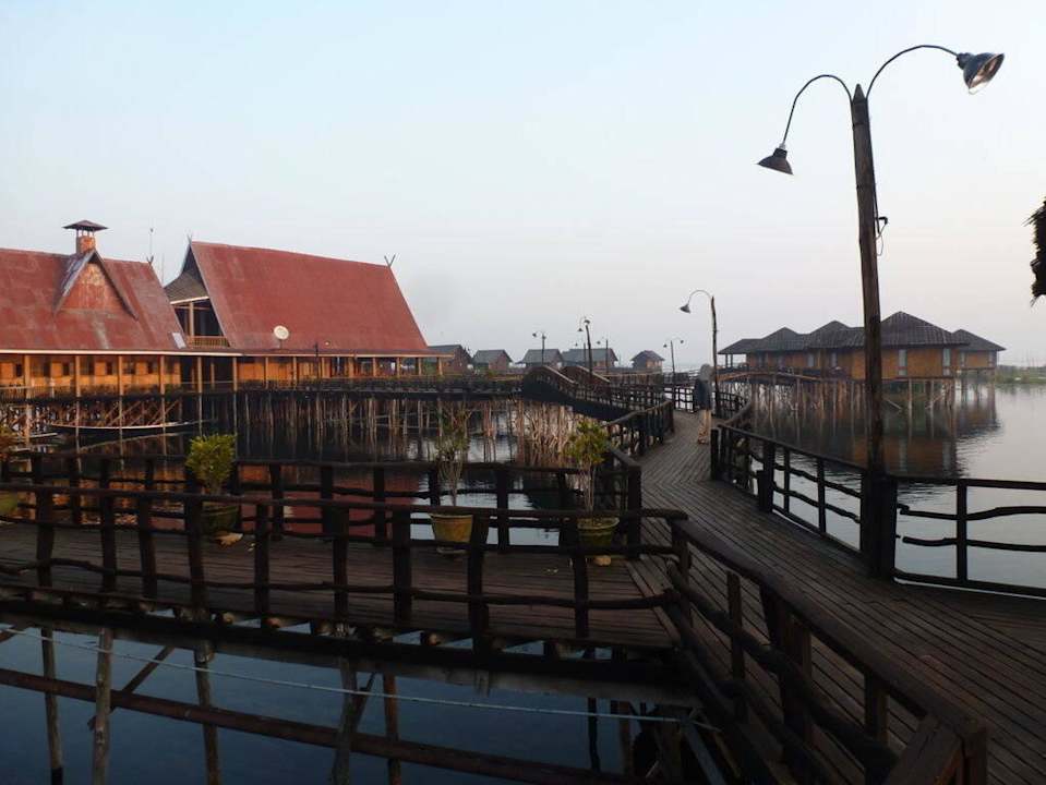 Vom Bungalow zum Hauptgebäude Hotel Golden Island Cottages 1 & 2