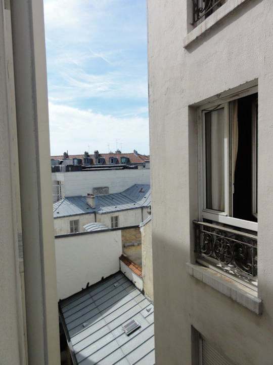 Der Hof ist sehr klein A L'hotel Des Roys