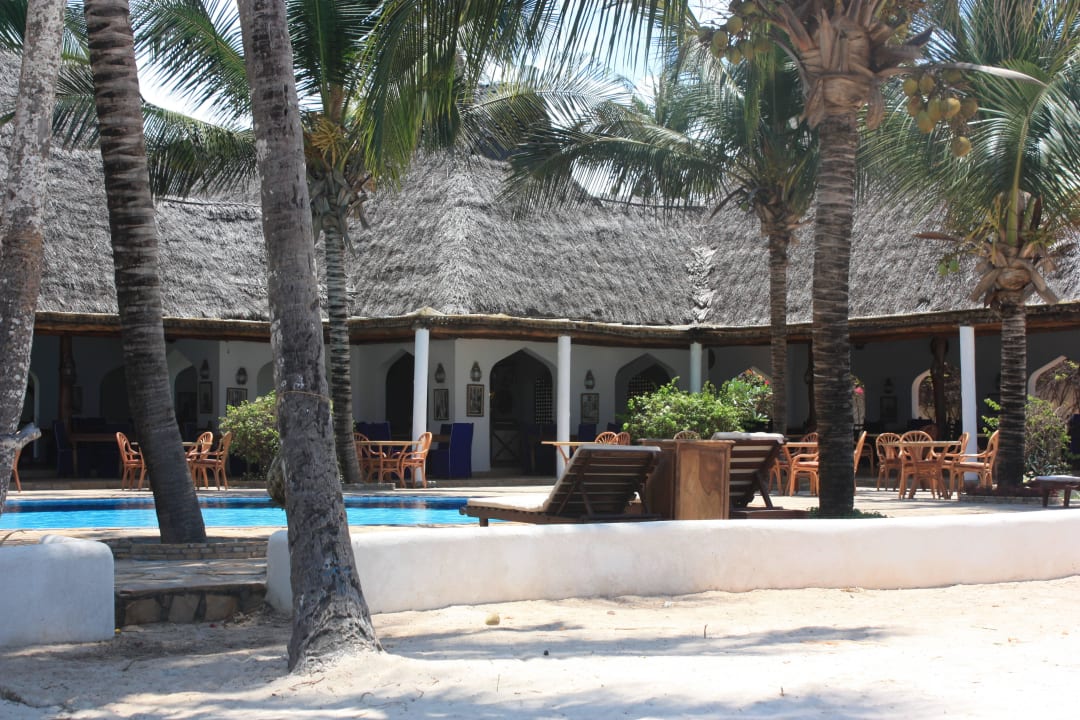 Pool und Hotel-Strand, im Hintergrund Restaurant Sultan Sands Island Resort & Spa