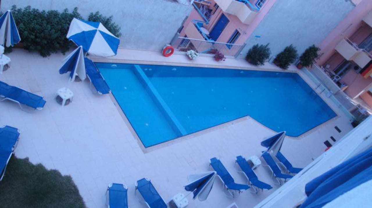 Pool im 1. OG Hotel Corissia Princess