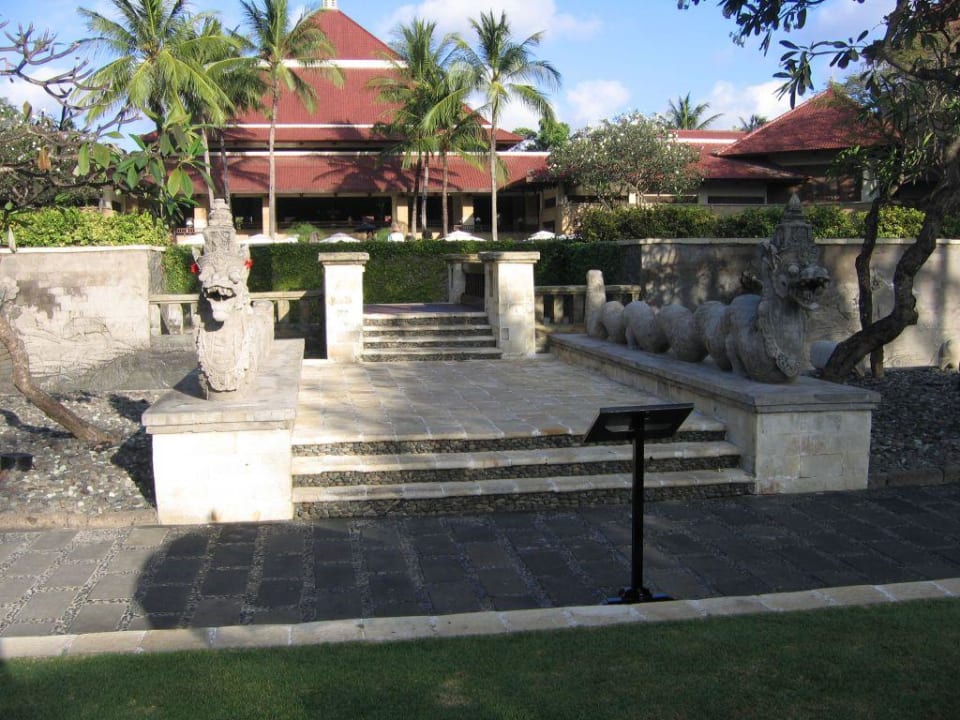Weg vom Hauptpool Richtung Haupthaus InterContinental Bali Resort