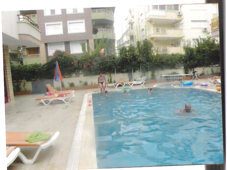 Na  basenie Bella Bravo Suite Hotel