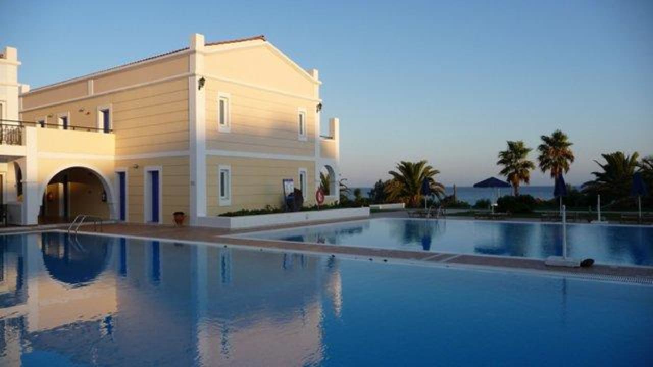 Blick über den Pool Porto Bello Royal