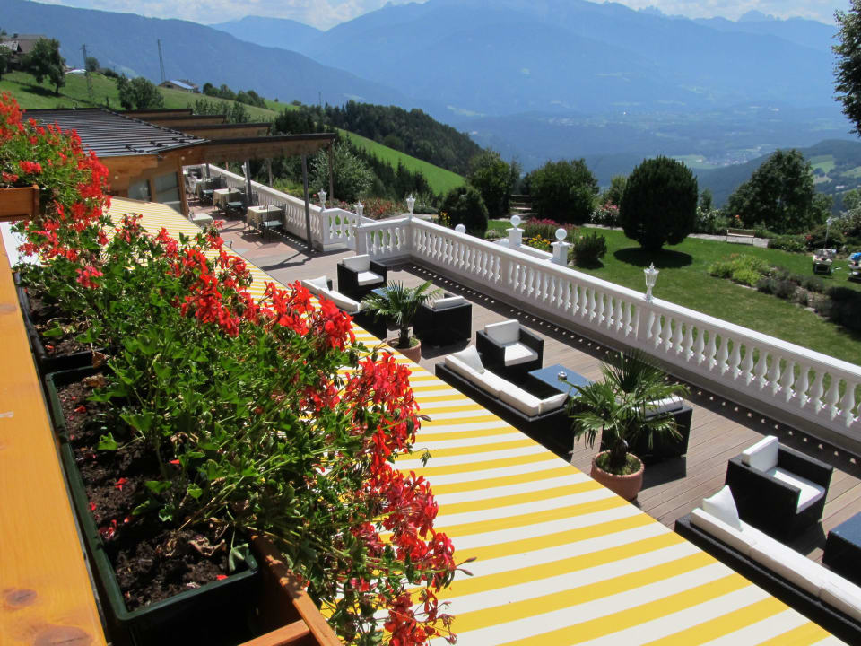 Blick ins Tal und auf die Dolomiten  Parkhotel Holzerhof