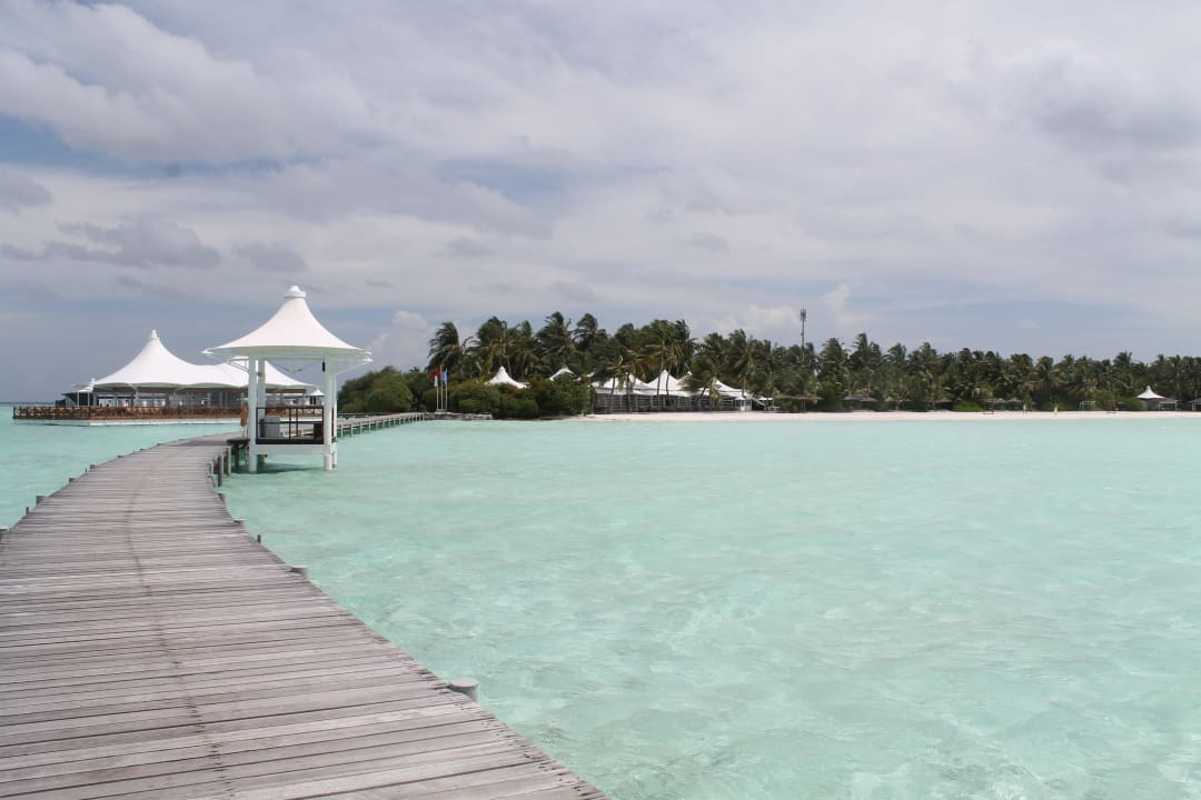 Blick auf die Bar und das Hauptrestaurand Cinnamon Hakuraa Huraa Maldives