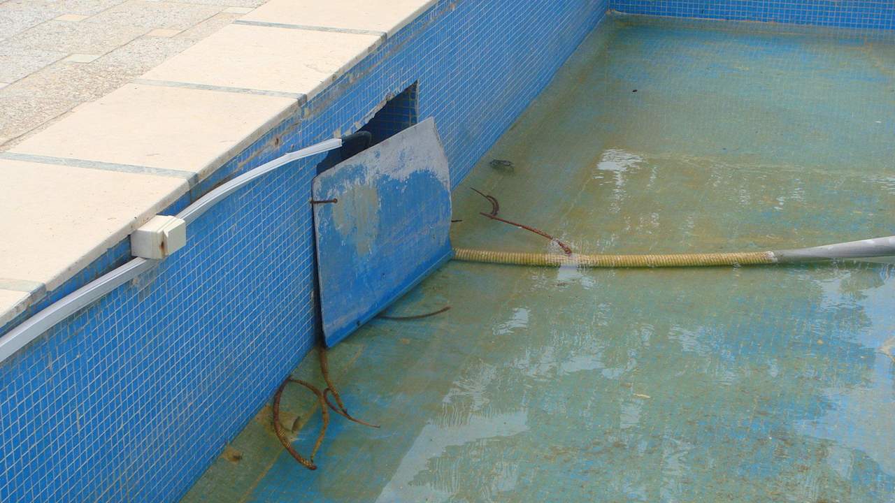 Fontanna - brudna, zniszczona, nie działająca Hotel Amir Palace