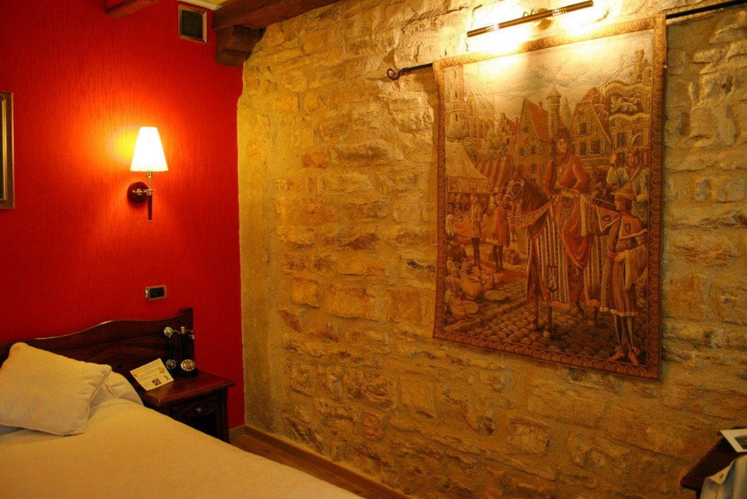 Juniorsuite - Schlafzimmer Logis Hostellerie Du Vieux Cordes
