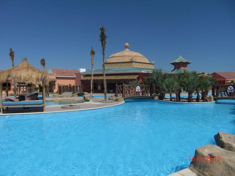 Restaurant Tarzan hinter Poollandschaft Pickalbatros Jungle Aqua Park Resort - Neverland Hurghada