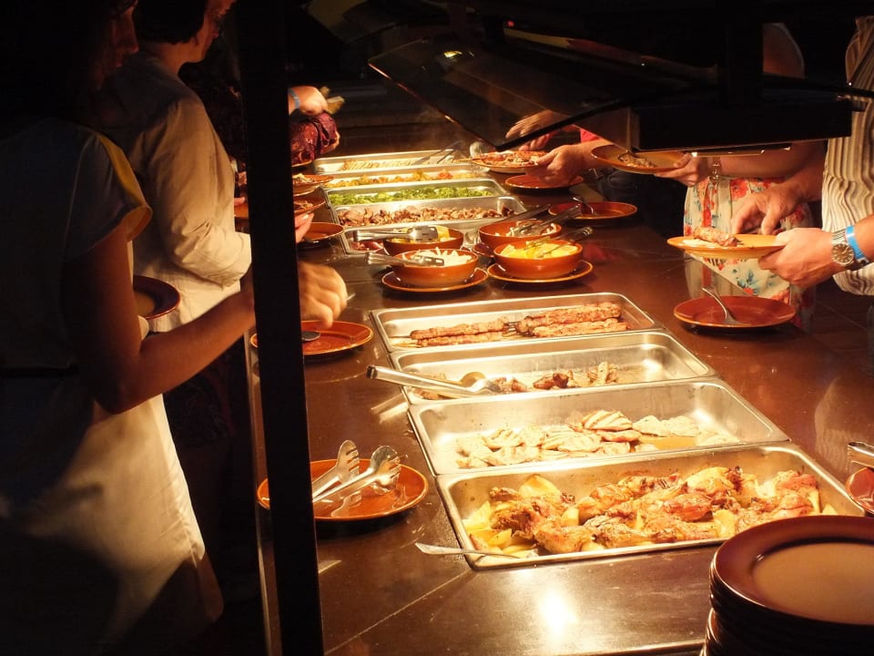 Buiten traveerne met griekse avond Anissa Beach & Village