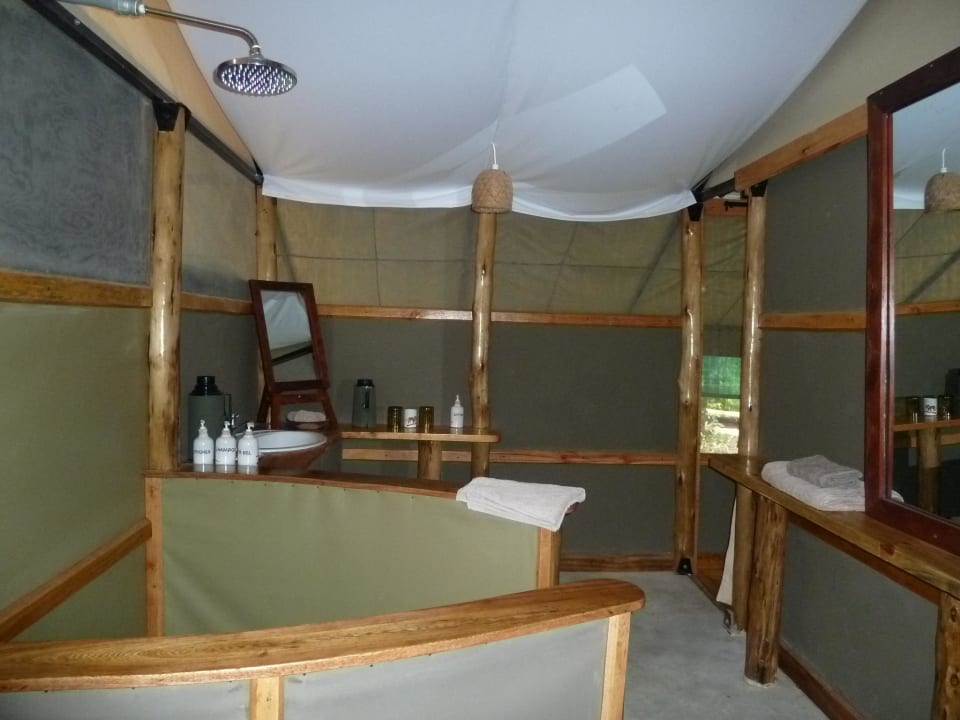 Bad Ishasha Wilderness Lodge