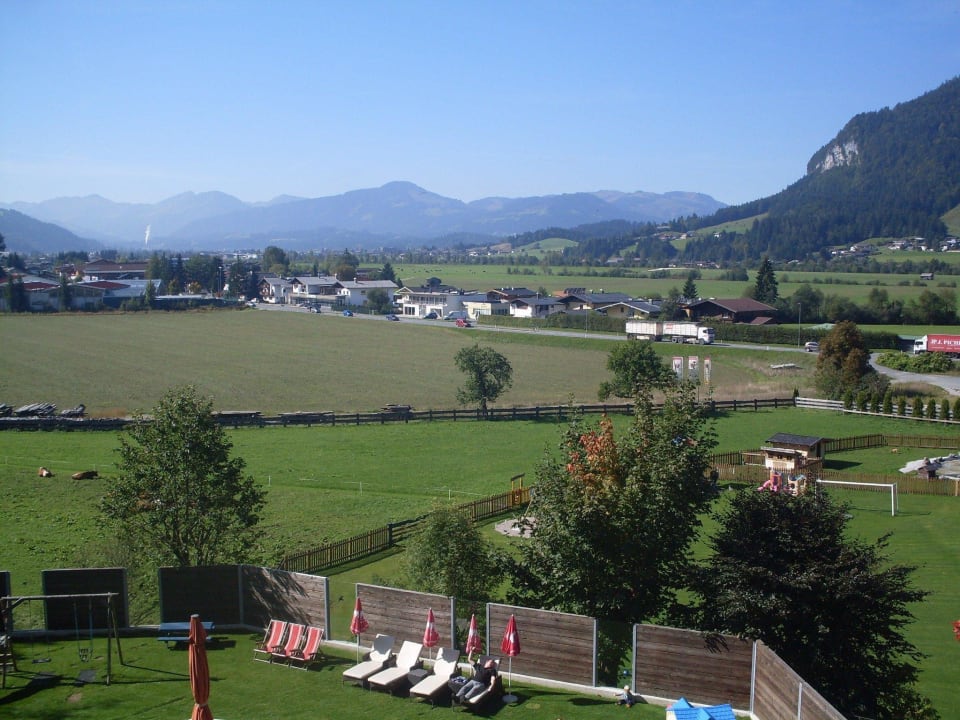Ausblick auf den Garten und mehr vom Balkon aus Babyhotel Babymio
