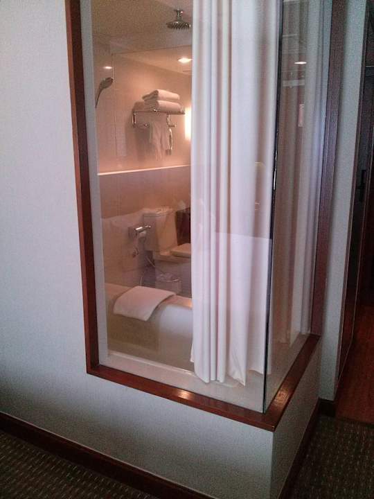 Blick vom Zimmer ins Badezimmer Ramada Plaza by Wyndham Bangkok Menam Riverside