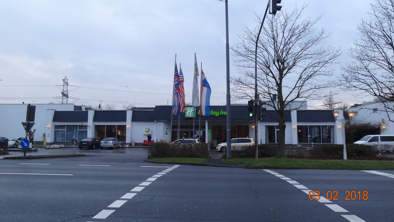 Weg vom kostenlosen Parkplatz zum Hotel Leonardo Hotel Düsseldorf Airport - Ratingen