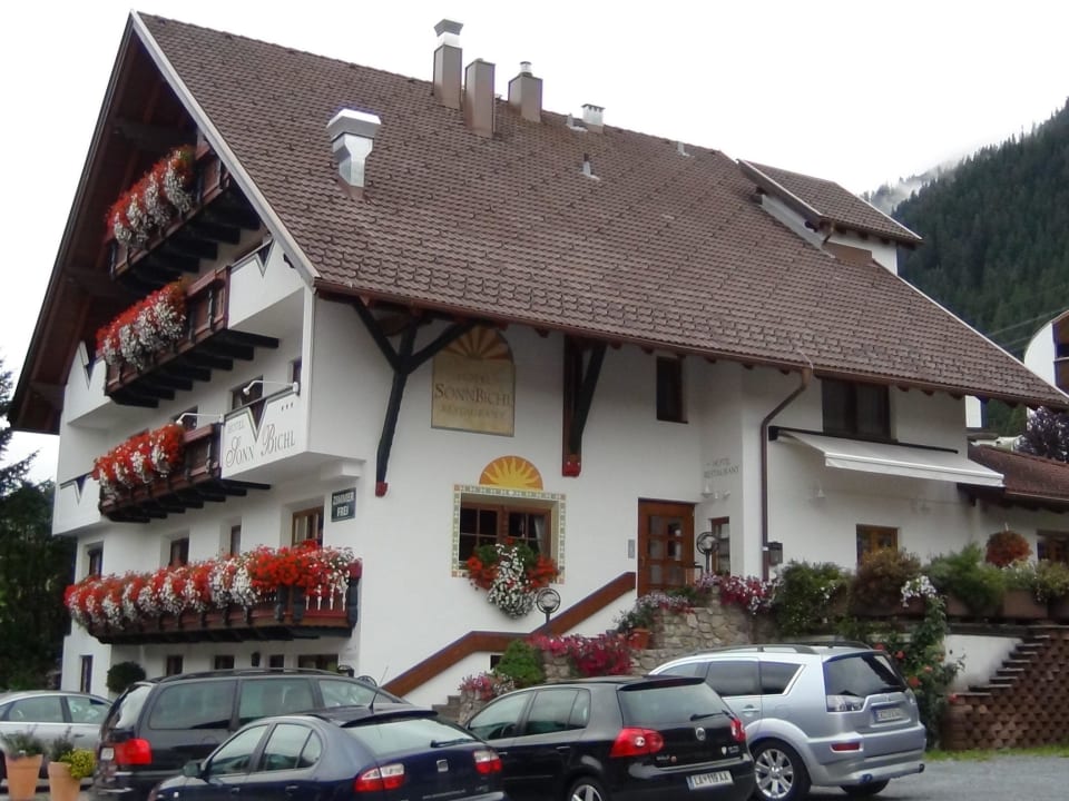 Hotel Sonnbichl von rechts Hotel die Arlbergerin