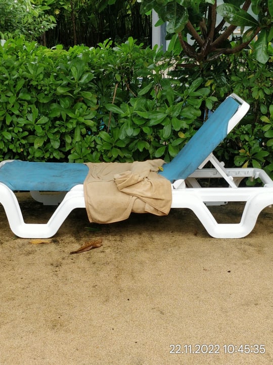 Pool Island Escape Burasari