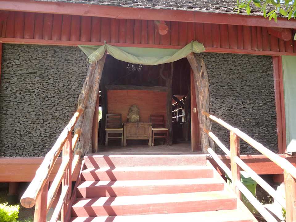 Eingang zur Empfangshalle Royal Mara Safari Lodge