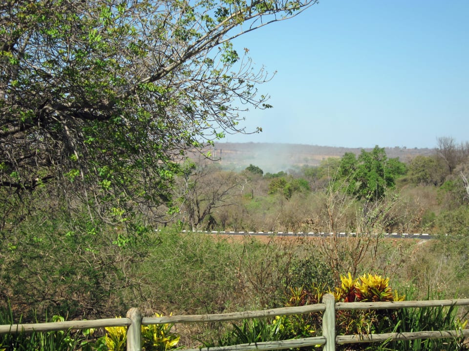 Blick auf die Gischt der Fälle Hotel Ilala Lodge